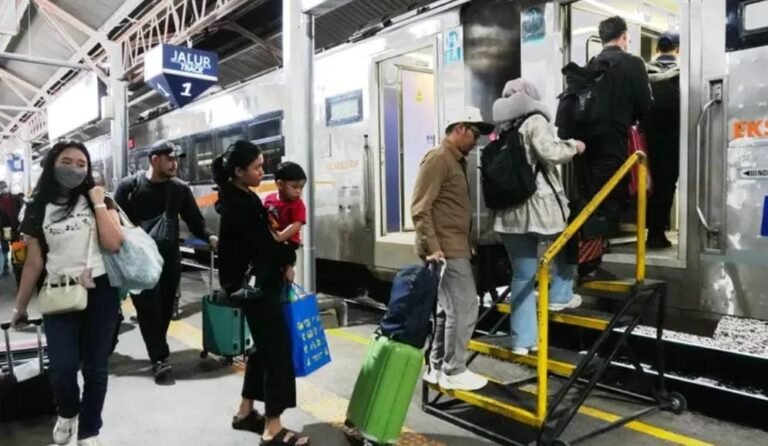 PT Kereta Api Indonesia Daop 4 Semarang mencatat 305.828 penumpang selama Angkutan Lebaran 11 Maret–1 April 2026. Data disampaikan Manager Humas Daop 4 Semarang Luqman Arif di Semarang, Selasa (24/2/2026). Lonjakan terjadi karena kereta dinilai aman dan tepat waktu. KAI mengimbau pelanggan merencanakan perjalanan dan datang lebih awal ke stasiun.
