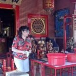 Umat Tri Dharma membersihkan patung dan altar jelang Imlek 2577 Kongzili di Klenteng Hok Tek Bio, Kota Salatiga, sepekan sebelum perayaan. Tradisi ini dilakukan karena diyakini dewa-dewi naik ke surga, sehingga klenteng dapat disucikan. Pembersihan memakai air hujan campur teh sebagai simbol penyucian diri dan harapan tahun baru.
