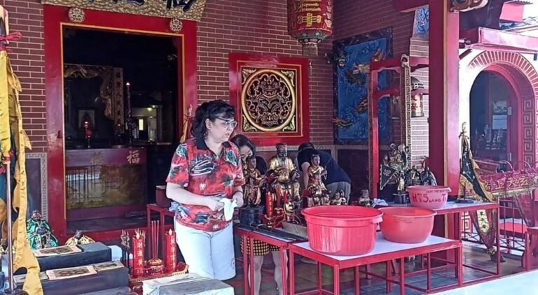 Umat Tri Dharma membersihkan patung dan altar jelang Imlek 2577 Kongzili di Klenteng Hok Tek Bio, Kota Salatiga, sepekan sebelum perayaan. Tradisi ini dilakukan karena diyakini dewa-dewi naik ke surga, sehingga klenteng dapat disucikan. Pembersihan memakai air hujan campur teh sebagai simbol penyucian diri dan harapan tahun baru.