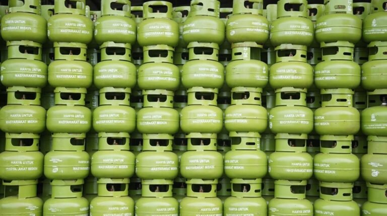 PT Pertamina Patra Niaga Regional Jawa Bagian Tengah menyalurkan tambahan 1,1 juta tabung LPG 3 kilogram di Jawa Tengah dan DIY mulai 17 Februari 2026. Langkah ini dilakukan untuk mengantisipasi lonjakan konsumsi rumah tangga selama Ramadan dengan memperkuat stok pangkalan serta menjaga stabilitas pasokan dan harga.