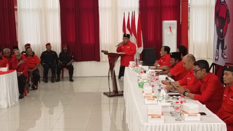 Ketua DPC PDI Perjuangan Kabupaten Semarang Ngesti Nugraha menginstruksikan kader dan anggota fraksi turun membantu warga terdampak bencana. Arahan disampaikan dalam rapat konsolidasi di Sekretariat DPC PDIP Bawen, Minggu (1/2/2026), sebagai respons atas maraknya bencana dan upaya memperkuat soliditas partai.