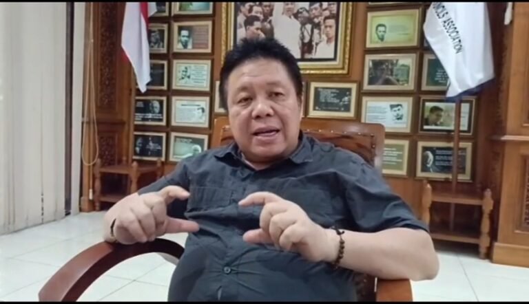 Protes kenaikan Pajak Kendaraan Bermotor disoroti Ketua DPRD Salatiga, Dance Ishak Palit, di kantor DPRD, Jumat (20/2). Ia menjelaskan kebijakan itu dampak UU Nomor 1 Tahun 2022 tentang HKPD dan Perda 1/2024, serta mendorong kajian relaksasi agar tak membebani masyarakat.