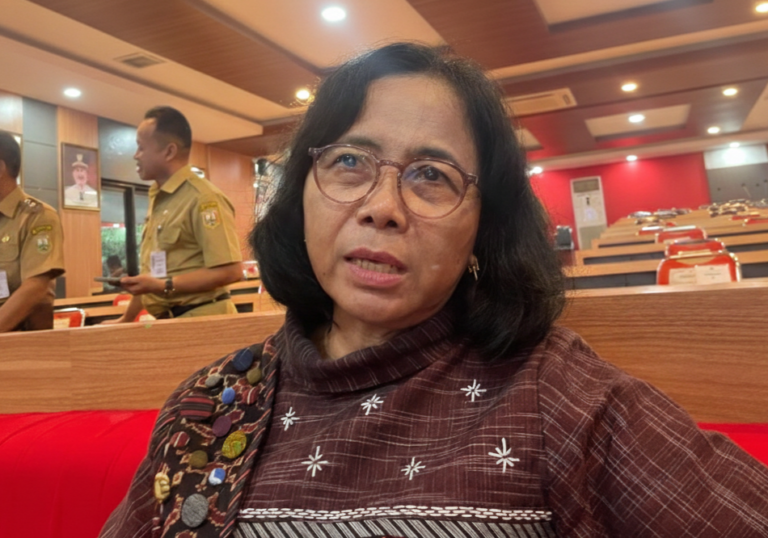 Komisi X DPR RI melakukan kunjungan kerja membahas persoalan guru, RUU Sisdiknas, dan validitas data. Rombongan dipimpin Maria Yohana Esti Wijayanti dan diterima Bupati Semarang Ngesti Nugraha di Kantor Bupati Semarang, Senin (23/2/2026). Kunjungan ini menyoroti ketidakpastian status guru dan akurasi data bantuan sosial. DPR mendorong sinkronisasi data dan pembahasan dalam RUU Sisdiknas.