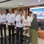 Wali Kota Salatiga menyerahkan insentif kepada 160 modin se-Kota Salatiga di Ruang Kaloka Setda, Rabu (11/02/2026). Penyerahan dilakukan Pemkot bersama jajaran pejabat sebagai bentuk apresiasi. Insentif diberikan guna meningkatkan kesejahteraan dan mendukung peran modin dalam pelayanan sosial, keagamaan, serta menjaga kerukunan.