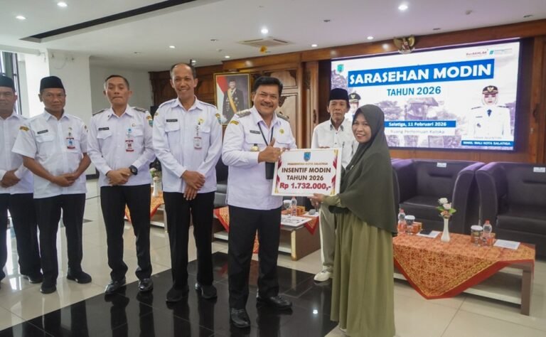 Wali Kota Salatiga menyerahkan insentif kepada 160 modin se-Kota Salatiga di Ruang Kaloka Setda, Rabu (11/02/2026). Penyerahan dilakukan Pemkot bersama jajaran pejabat sebagai bentuk apresiasi. Insentif diberikan guna meningkatkan kesejahteraan dan mendukung peran modin dalam pelayanan sosial, keagamaan, serta menjaga kerukunan.