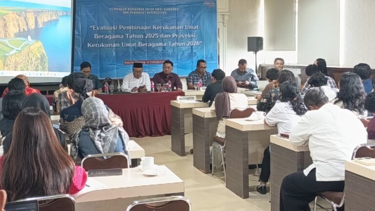 Dinamika kerukunan beragama di Jawa Tengah sepanjang 2025 menunjukkan tren membaik dengan 17–18 kasus terpantau. Peneliti YPK ELSA Tedi Kholiludin menyampaikan hal itu di Ungaran, menyoroti dominasi konflik internal Islam dan polemik izin rumah ibadah. Pemerintah dan FKUB memperkuat dialog serta literasi kebebasan beragama hingga level RTRW.
