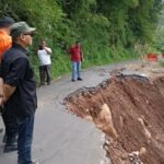 Ketua Komisi C DPRD Kabupaten Semarang, Wisnu Wahyudi, mendesak Pemkab Semarang mempercepat penanganan banjir dan longsor di Kalongan, Susukan–Kutilang, Lerep, Nyatnyono, dan Blanten, Jumat (27/2/2026). Ia meminta pengerukan Sungai Kaligung serta perbaikan jalan terdampak karena sedimentasi dan cuaca ekstrem. Penanganan dilakukan melalui koordinasi dengan BBWS dan instansi terkait.