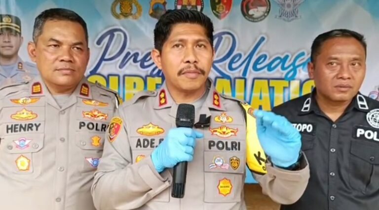 Satlantas Polres Salatiga menyiagakan personel di tiga titik rawan kecelakaan selama libur Imlek dan awal Ramadan di Kota Salatiga. Kapolres AKBP Ade Papa Rihi bersama Kasatlantas AKP Henry Sulistyanta meningkatkan patroli di JLS, Jalan Fatmawati, dan Soekarno Hatta guna mencegah laka dan kemacetan di jalur transit.