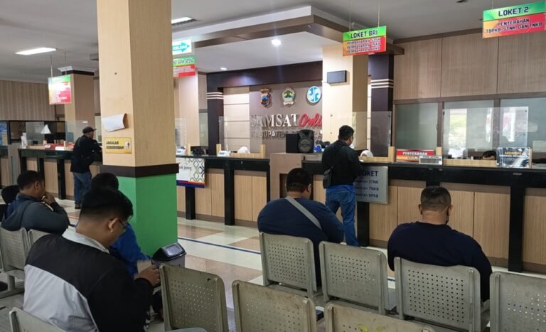 Penerapan opsen Pajak Kendaraan Bermotor (PKB) dikeluhkan warga karena dinilai membebani jelang Lebaran. Keluhan disampaikan Setiyono dan dijawab Kepala UPPD Samsat Ungaran, Dwi Aseanto. Peristiwa terjadi di Kabupaten Semarang, khususnya UPPD Samsat Ungaran, Kamis (19/2/2026). Warga mengira ada kenaikan tarif, padahal diskon 2025 berakhir. Samsat menjelaskan tarif tetap 1,05 persen sesuai aturan dan mengimbau masyarakat tetap taat pajak.