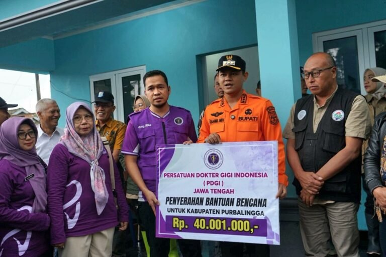 Persatuan Dokter Gigi Indonesia Jawa Tengah menyalurkan bantuan Rp40 juta kepada korban banjir bandang. Bantuan diserahkan Ketua PDGI Purbalingga drg Medi Septario kepada Bupati Fahmi Muhammad Hanif di posko Desa Serang, Karangreja, Purbalingga, Kamis (5/2/2026), sebagai wujud solidaritas dari iuran sukarela anggota.