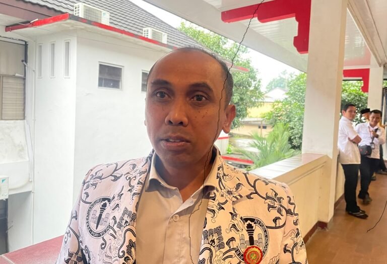 Ketua Persatuan Guru Republik Indonesia Kabupaten Semarang, Eko Lesmono, menyampaikan aspirasi kepada Komisi X DPR RI dalam dialog pendidikan di Kabupaten Semarang, baru-baru ini. Ia mendesak perlindungan guru masuk RUU Sisdiknas Prolegnas 2026 serta percepatan penyelesaian tenaga non-ASN melalui pengangkatan ASN dan penataan berbasis kebutuhan daerah.