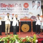 DPW PKS Jawa Tengah menargetkan 11 kursi DPR RI guna menembus tiga besar nasional pada Pemilu mendatang. Target ditegaskan dalam Bimtek pimpinan dan anggota legislatif PKS se-Jateng di Yogyakarta, Kamis (12/02/2026). Konsolidasi kader dan penguatan ideologi partai dilakukan untuk menghadapi berbagai kemungkinan sistem pemilu.