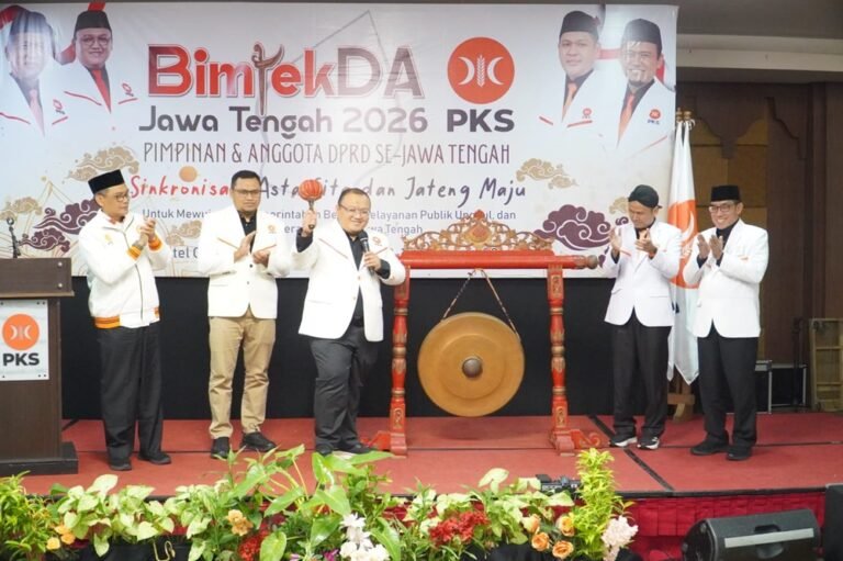 DPW PKS Jawa Tengah menargetkan 11 kursi DPR RI guna menembus tiga besar nasional pada Pemilu mendatang. Target ditegaskan dalam Bimtek pimpinan dan anggota legislatif PKS se-Jateng di Yogyakarta, Kamis (12/02/2026). Konsolidasi kader dan penguatan ideologi partai dilakukan untuk menghadapi berbagai kemungkinan sistem pemilu.