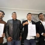 Kasus dugaan kredit fiktif Rp3 miliar di Perumda BPR Bank Salatiga memasuki babak baru setelah Kejaksaan Negeri Salatiga menetapkan empat tersangka. Penetapan melibatkan Direktur Utama DS dan staf bank di Salatiga dan Solo, Sabtu (21/2/2026). Penyidik menilai ada kerugian negara, sementara kuasa hukum WH keberatan dan menilai unsur Tipikor belum final. Penyidikan berlanjut disertai penahanan 20 hari.