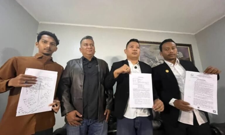 Kasus dugaan kredit fiktif Rp3 miliar di Perumda BPR Bank Salatiga memasuki babak baru setelah Kejaksaan Negeri Salatiga menetapkan empat tersangka. Penetapan melibatkan Direktur Utama DS dan staf bank di Salatiga dan Solo, Sabtu (21/2/2026). Penyidik menilai ada kerugian negara, sementara kuasa hukum WH keberatan dan menilai unsur Tipikor belum final. Penyidikan berlanjut disertai penahanan 20 hari.