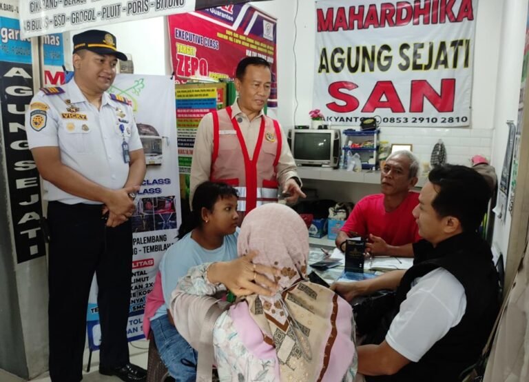 Dirjen Perhubungan Darat Kementerian Perhubungan meninjau kesiapan Angkutan Lebaran 1447 Hijriah di Terminal Tipe A Tingkir Salatiga, Sabtu (14/2/2026). Kunjungan dilakukan untuk memastikan keselamatan dan pelayanan optimal melalui evaluasi SDM, harga tiket, sistem layanan, serta ramp check armada guna menjamin keamanan penumpang.