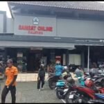 Pelayanan pembayaran pajak kendaraan di Samsat Salatiga tetap ramai meski muncul protes kenaikan opsen pajak, Rabu (18/2/2026). Kepala UPPD Amar Ustadi Abdullah menyebut penerimaan Januari 2026 turun 7 persen. Edukasi, penagihan door to door, dan razia dilakukan untuk menjaga kepatuhan wajib pajak.