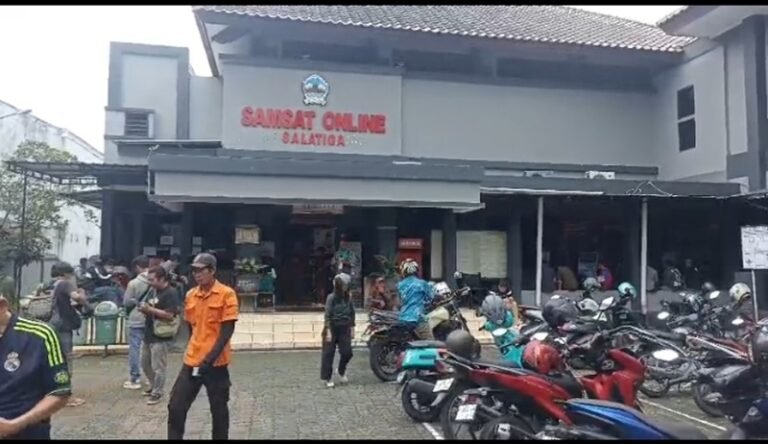 Pelayanan pembayaran pajak kendaraan di Samsat Salatiga tetap ramai meski muncul protes kenaikan opsen pajak, Rabu (18/2/2026). Kepala UPPD Amar Ustadi Abdullah menyebut penerimaan Januari 2026 turun 7 persen. Edukasi, penagihan door to door, dan razia dilakukan untuk menjaga kepatuhan wajib pajak.