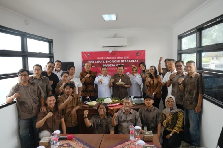 Forum Komunikasi Wartawan Kabupaten Semarang memperingati Hari Pers Nasional 2026 di ruang wartawan Kantor Bupati Semarang, Rabu (11/2/2026). Kegiatan dihadiri Bupati Ngesti Nugraha, Wakil Bupati, Kapolres, dan DPRD. Peringatan digelar untuk mengapresiasi peran pers dalam menyampaikan informasi, edukasi kebencanaan, serta menjalankan fungsi kontrol sosial melalui sinergi dan komunikasi yang erat.