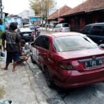 Jasa cat cepat mobil dan motor milik Muhammad Ikhsan menjadi solusi perbaikan kendaraan ringan di Jalan Pemotongan, depan Disperindag, Kota Salatiga. Ikhsan telah menjalankan usaha ini sejak 17 tahun lalu. Layanan cat dan dempul cepat dengan tarif terjangkau membuat banyak sopir dan pemilik kendaraan memilih jasanya.