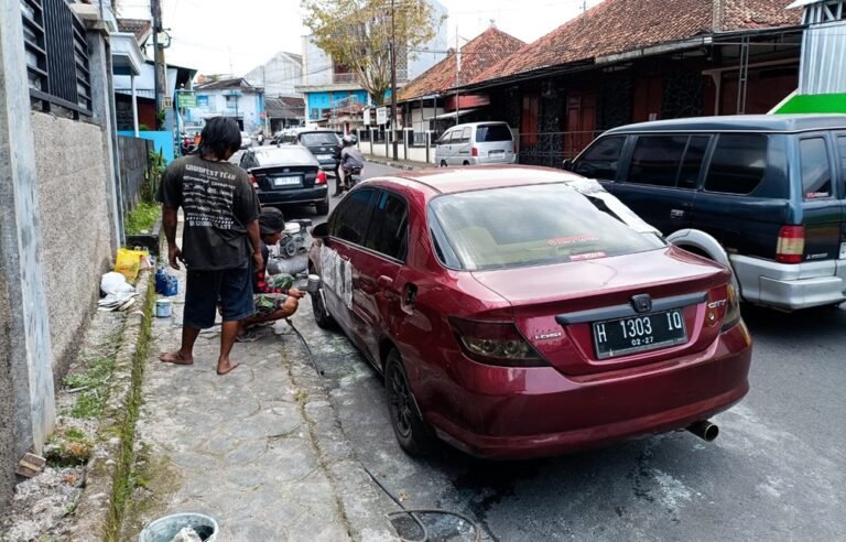 Jasa cat cepat mobil dan motor milik Muhammad Ikhsan menjadi solusi perbaikan kendaraan ringan di Jalan Pemotongan, depan Disperindag, Kota Salatiga. Ikhsan telah menjalankan usaha ini sejak 17 tahun lalu. Layanan cat dan dempul cepat dengan tarif terjangkau membuat banyak sopir dan pemilik kendaraan memilih jasanya.