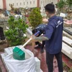 Kerja bakti membersihkan makam Cungkup dan Mushala Al Mana digelar Rutan Salatiga, Rabu (18/2/2026), jelang Ramadan. Kepala Rutan Anton Adi Ristanto melibatkan warga binaan asimilasi untuk pembinaan sosial dan adaptasi. Kegiatan disertai pengawalan petugas serta persiapan program keagamaan selama bulan suci.