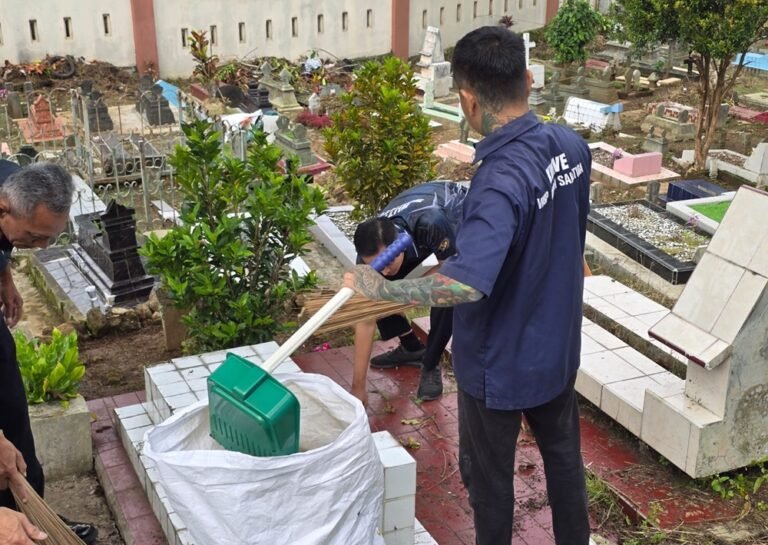 Kerja bakti membersihkan makam Cungkup dan Mushala Al Mana digelar Rutan Salatiga, Rabu (18/2/2026), jelang Ramadan. Kepala Rutan Anton Adi Ristanto melibatkan warga binaan asimilasi untuk pembinaan sosial dan adaptasi. Kegiatan disertai pengawalan petugas serta persiapan program keagamaan selama bulan suci.