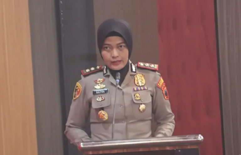 Kapolres Semarang Ratna Quratul Ainy menegaskan penindakan tegas terhadap pembuat dan pengedar petasan guna mencegah ledakan dan korban jiwa. Pernyataan disampaikan bersama Bupati Semarang Ngesti Nugraha di Kantor Bupati Semarang, Ungaran, Senin (23/2/2025). Langkah ini menyusul kasus ledakan di daerah lain. Polisi menggelar operasi, mengungkap dua kasus, dan membuka layanan aduan 110.