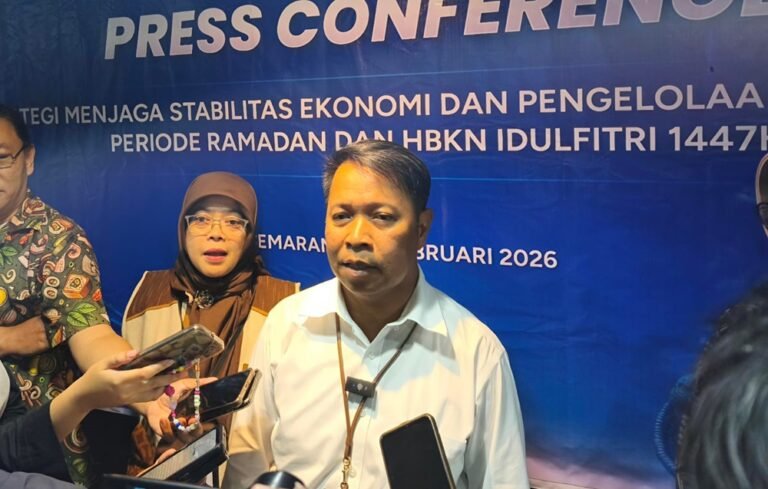 Bank Indonesia mendorong pemanfaatan QRIS sebagai sarana sedekah dan donasi digital selama Ramadan. Ajakan disampaikan Kepala Perwakilan BI Jateng, Mohamad Noor Nugroho, di Jawa Tengah menjelang Ramadan 2026. Langkah ini diambil karena tradisi berbagi meningkat. Donasi dilakukan non-tunai melalui QRIS agar praktis, transparan, dan akuntabel