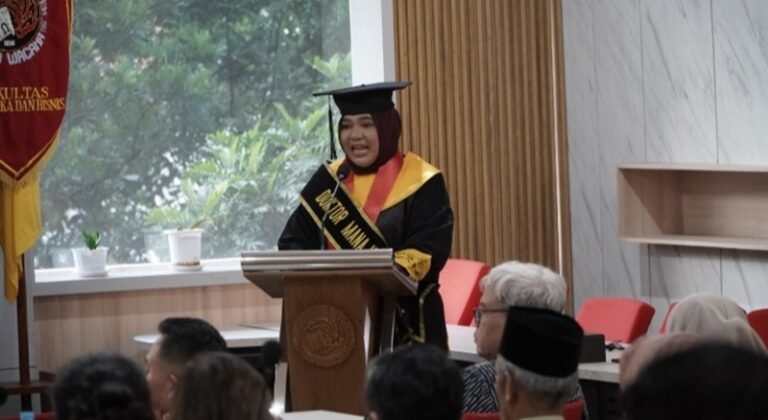 Program Doktor Manajemen FEB UKSW meluluskan Doktor ke-100 atas nama Dr. Renny Hermawati di Salatiga, baru-baru ini. Melalui disertasi tentang ketahanan karier awak kapal wanita Indonesia, Renny meneliti faktor individu, organisasi, dan budaya yang memengaruhi keputusan bertahan atau meninggalkan profesi, menggunakan studi kasus kualitatif.