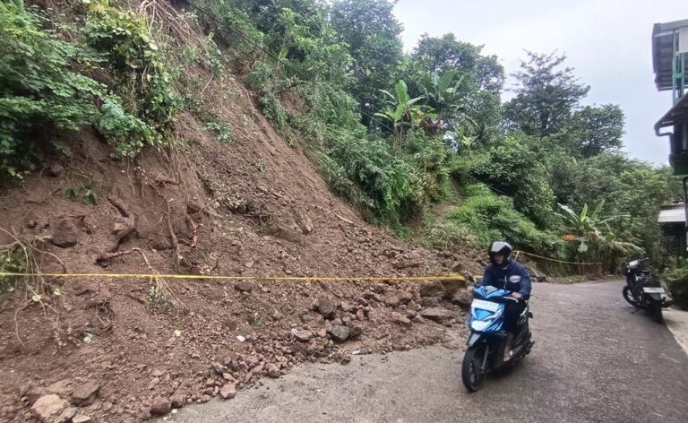 Tebing setinggi 20 meter longsor dan menutup akses jalan penghubung Kabupaten–Kota Semarang. Peristiwa menimpa warga Dusun Kaligawe, Kelurahan Susukan, Ungaran Timur, terjadi 3–4 Februari 2026. Longsor dipicu hujan deras dan kondisi tanah labil, ditangani BPBD bersama TNI-Polri dan instansi terkait.