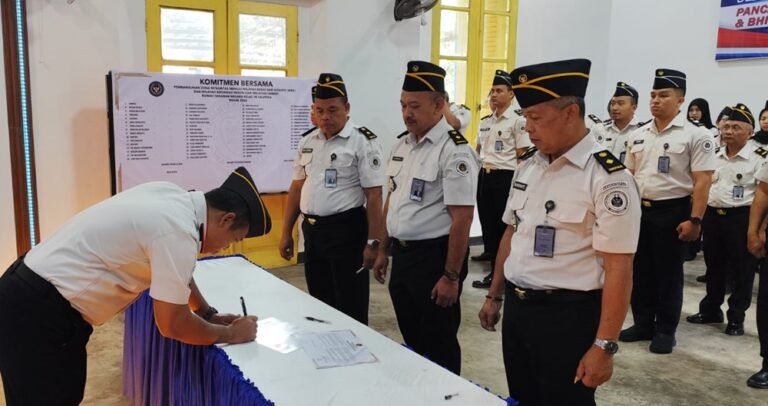 Rutan Salatiga mencanangkan kembali pembangunan zona integritas menuju WBBM. Seluruh jajaran menandatangani komitmen bersama dan pakta integritas di lingkungan Rutan Salatiga, Senin (9/2/2026), sebagai upaya meningkatkan pelayanan prima, profesional, dan bebas korupsi, pungli, serta diskriminasi.