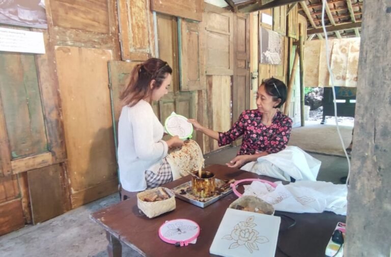 Salatiga Eco Park hadir sebagai destinasi wisata edukasi yang memadukan budaya dan sains. Dikelola Roy Wibisono, kawasan seluas lima hektare ini berlokasi di Salib Putih, Salatiga, dan dikenalkan kepada publik untuk memperkuat edukasi ramah lingkungan melalui praktik langsung profesi, science, dan seni demi melestarikan budaya sekaligus mengurangi sampah plastik.