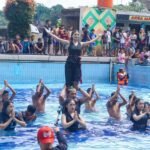 Gebyar Padusan dan Ciblon digelar di Kolam Renang Kalitaman, Sidorejo, Salatiga, Rabu (18/2/2026). Wali Kota Robby Hernawan bersama Forkopimda hadir mendukung tradisi penyucian diri jelang Ramadan. Prosesi air tujuh mata air, seni tari, dan musik air digelar untuk melestarikan budaya Jawa.