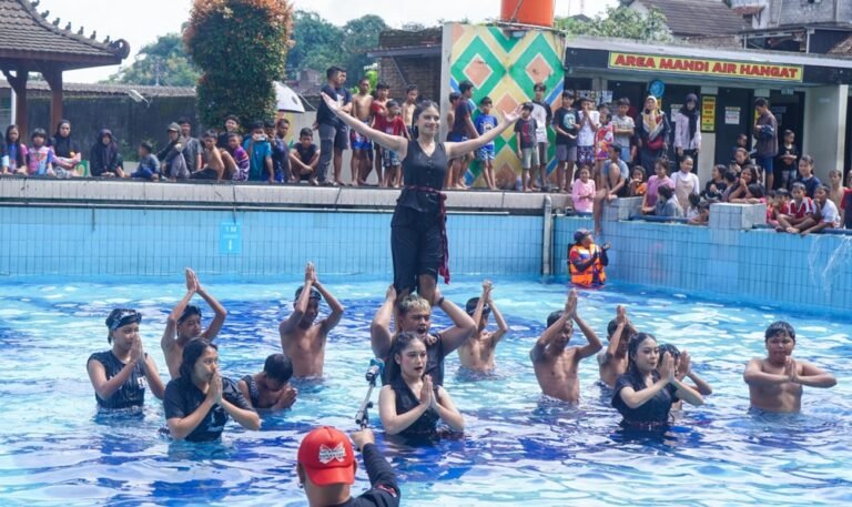 Gebyar Padusan dan Ciblon digelar di Kolam Renang Kalitaman, Sidorejo, Salatiga, Rabu (18/2/2026). Wali Kota Robby Hernawan bersama Forkopimda hadir mendukung tradisi penyucian diri jelang Ramadan. Prosesi air tujuh mata air, seni tari, dan musik air digelar untuk melestarikan budaya Jawa.