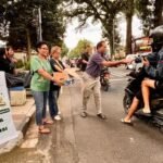 Pembagian ratusan takjil digelar Tim Pelayanan HAK Paroki St Paulus Miki di depan gereja Jalan Diponegoro, Salatiga, Kamis (19/2) sore. Romo La Sadi Petrus MSF memimpin kegiatan sebagai wujud solidaritas lintas agama, menyambut Ramadan dan masa Pra-Paskah, dengan membagikan takjil kepada pengguna jalan.
