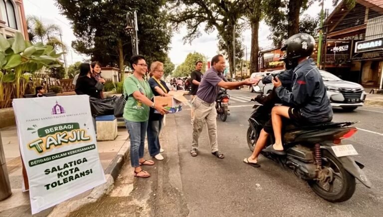 Pembagian ratusan takjil digelar Tim Pelayanan HAK Paroki St Paulus Miki di depan gereja Jalan Diponegoro, Salatiga, Kamis (19/2) sore. Romo La Sadi Petrus MSF memimpin kegiatan sebagai wujud solidaritas lintas agama, menyambut Ramadan dan masa Pra-Paskah, dengan membagikan takjil kepada pengguna jalan.