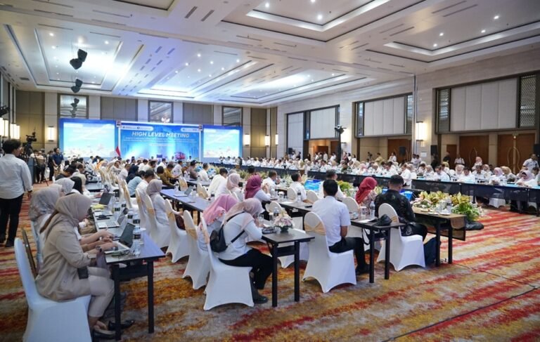 Bank Indonesia Provinsi Jawa Tengah bersama Pemprov Jateng menggelar High Level Meeting di Jawa Tengah, 11 Februari 2026. Forum dihadiri Gubernur Ahmad Luthfi dan kepala daerah guna menjaga stabilitas harga, mendorong investasi, serta digitalisasi ekonomi. Sinergi dilakukan melalui penguatan pangan, promosi investasi, dan perluasan transaksi non-tunai.