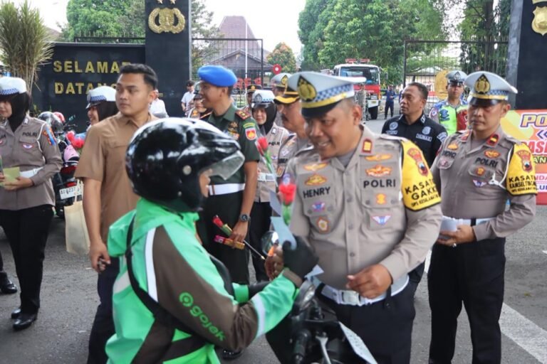 Polres Salatiga menggelar Apel Gelar Pasukan Operasi Keselamatan Candi 2026 yang dipimpin Wakapolres Kompol R Arsadi di Lapangan Bhayangkara Polres Salatiga, Senin (2/2/2026), sebagai tanda dimulainya operasi untuk meningkatkan keselamatan lalu lintas melalui kesiapan personel, sarana prasarana, serta langkah preemtif, preventif, dan penegakan hukum humanis.