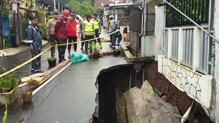Hujan deras menyebabkan teras rumah dan badan jalan di Perumahan Griya Bukit Jati Asri, Ungaran Timur, ambles hampir 3 meter. Dua rumah warga terdampak di Kabupaten Semarang, Kamis (12/2/2026) siang. Peristiwa dipicu curah hujan tinggi dan luapan air, ditangani polisi dan BPBD dengan pembuatan saluran sementara.