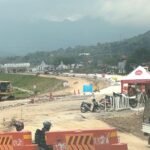 Pemerintah Kabupaten Semarang memastikan pembangunan Tol Jogja–Bawen terus berjalan. Ruas Seksi VI dari Simpang Bawen hingga exit Pasar Hewan Ambarawa ditargetkan fungsional saat arus mudik Lebaran 2026. Target ini dikejar melalui percepatan pembebasan lahan, koordinasi lintas instansi, serta penanganan teknis tanpa kendala berarti.