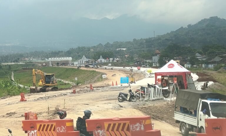 Pemerintah Kabupaten Semarang memastikan pembangunan Tol Jogja–Bawen terus berjalan. Ruas Seksi VI dari Simpang Bawen hingga exit Pasar Hewan Ambarawa ditargetkan fungsional saat arus mudik Lebaran 2026. Target ini dikejar melalui percepatan pembebasan lahan, koordinasi lintas instansi, serta penanganan teknis tanpa kendala berarti.