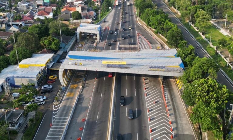 PT Jasamarga Transjawa Tol memperkuat layanan operasional Ruas Tol Semarang Seksi A, B, dan C di Kota Semarang menjelang Ramadan dan Idulfitri 1447 H/2026. Penguatan dilakukan karena peningkatan mobilitas. JTT menambah gardu, personel, armada layanan 24 jam, serta berkoordinasi dengan kepolisian untuk antisipasi rekayasa lalu lintas.
