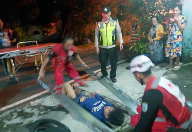 Polsek Argomulyo bersama personel Polres Salatiga menangani dugaan pengeroyokan pelajar di Jalan Mertani, Tegalrejo, Salatiga, Kamis dini hari. Korban berinisial H (14) terluka akibat serangan sekitar 15 orang. Polisi melakukan olah TKP, pemeriksaan saksi, dan penyelidikan guna menjaga kamtibmas tetap kondusif.