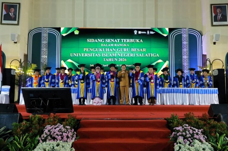 UIN Salatiga mengukuhkan tiga guru besar baru dalam Sidang Terbuka, Senin (9/2/2026), dua di antaranya perempuan pertama. Pengukuhan ini menambah jumlah guru besar menjadi 28 orang, sebagai upaya penguatan mutu akademik dan kontribusi keilmuan bagi masyarakat melalui orasi ilmiah di bidang hukum, pendidikan, dan lingkungan.