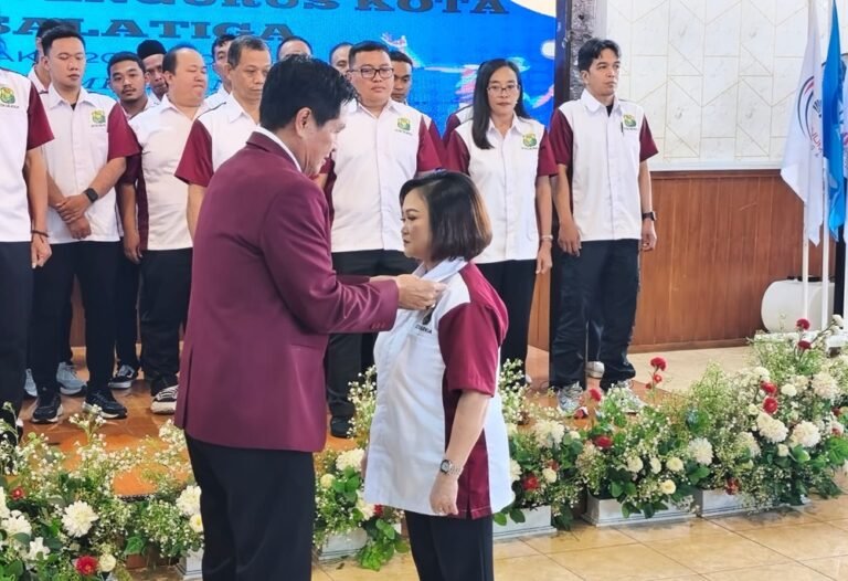 Pengurus PBSI Kota Salatiga resmi dilantik dengan dr Vita Olivia sebagai ketua umum periode 2026–2030 di Pendopo Mapolres Salatiga. Pelantikan dilakukan Ketua PBSI Jateng Akhmad Khafidz Basri Yusuf untuk mendorong prestasi atlet. Kepengurusan menyiapkan pembinaan terarah serta perlindungan kesehatan atlet melalui kolaborasi BPJS Ketenagakerjaan.