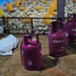 Widodo membantah tudingan penggunaan gas subsidi 3 kilogram di kandang ayam miliknya. Pemilik kandang di Suruh, Kabupaten Semarang, menyampaikan klarifikasi pada Jumat (13/2/2026). Ia menegaskan tabung hanya dititipkan sementara oleh pengantar gas karena keterbatasan muatan, sementara operasional kandang memakai gas non-subsidi 12 kilogram.