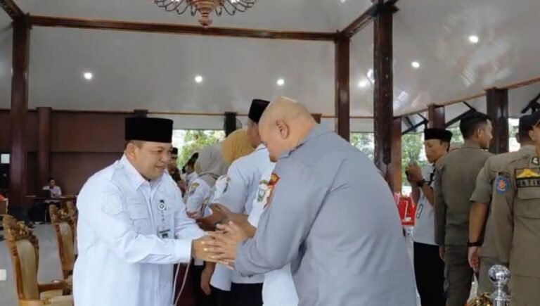 Sebanyak 107 ASN Pemkab Semarang tidak masuk kerja di Kabupaten Semarang, Rabu (25/3/2026), terdiri dari tugas dinas, cuti, belajar, dan sakit, disampaikan Bupati Ngesti Nugraha, namun seluruhnya berizin resmi sehingga pelayanan publik tetap berjalan normal pasca libur Lebaran.