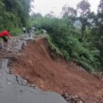 Sekitar 30 titik tanah longsor tercatat sejak 2025 hingga awal 2026 di Kabupaten Semarang. Data tersebut disampaikan Bupati Ngesti Nugraha di Ungaran, Kamis (5/3/2026). Longsor dipicu kondisi tanah labil dan tebing tinggi, sehingga pemerintah menyiapkan kajian teknis serta rencana relokasi jalan ke lokasi lebih aman.