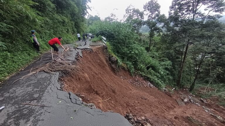 Sekitar 30 titik tanah longsor tercatat sejak 2025 hingga awal 2026 di Kabupaten Semarang. Data tersebut disampaikan Bupati Ngesti Nugraha di Ungaran, Kamis (5/3/2026). Longsor dipicu kondisi tanah labil dan tebing tinggi, sehingga pemerintah menyiapkan kajian teknis serta rencana relokasi jalan ke lokasi lebih aman.